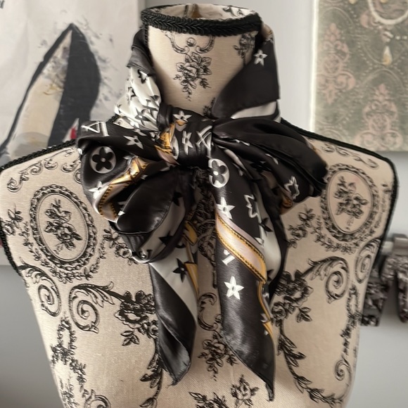 Silk Like Head/Neck/Purse Scarf - Picture 5 of 10